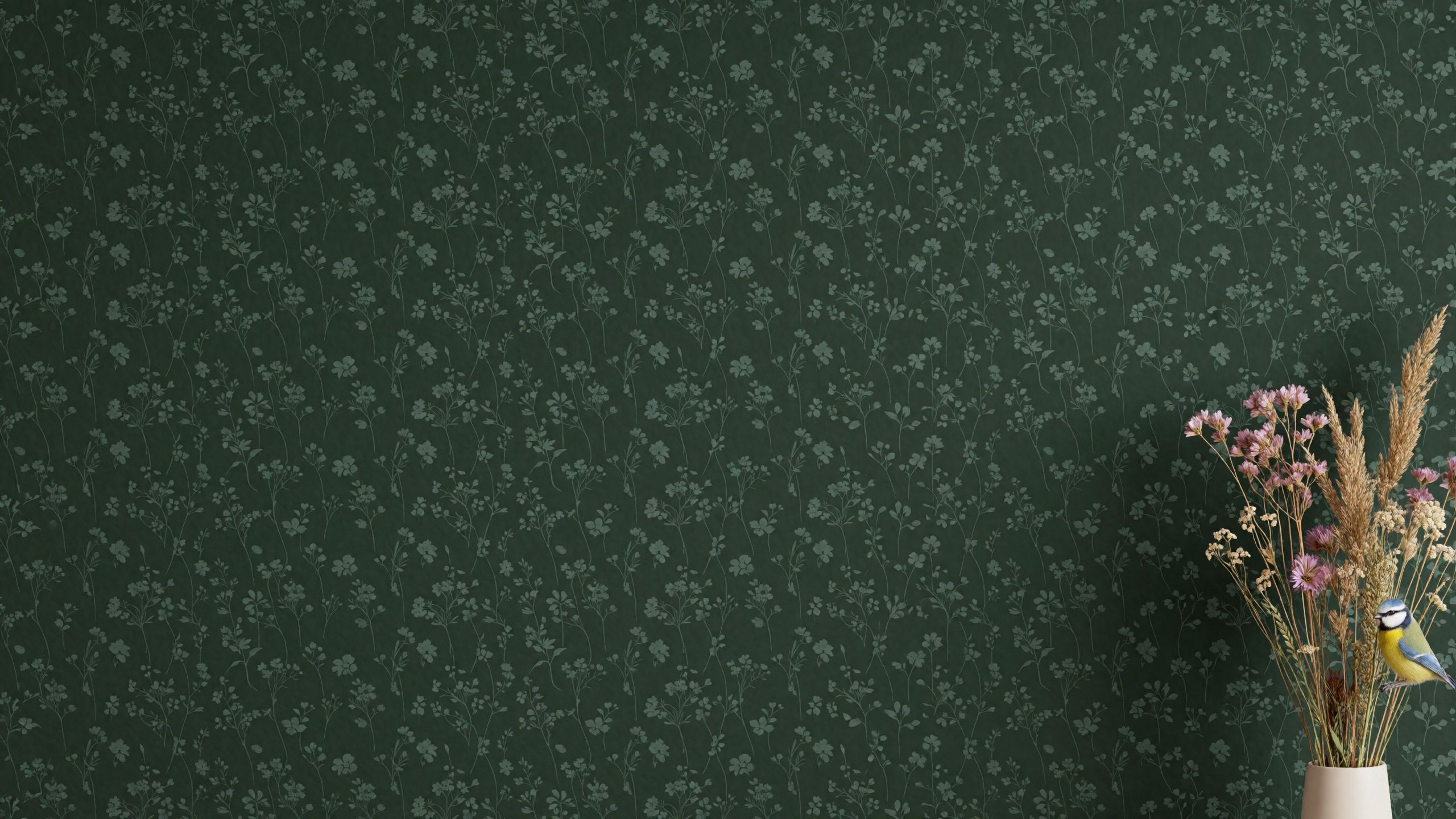 Wohnraum-Mockup „Dunkelgrün-Blüten“ mit freier Wandfläche