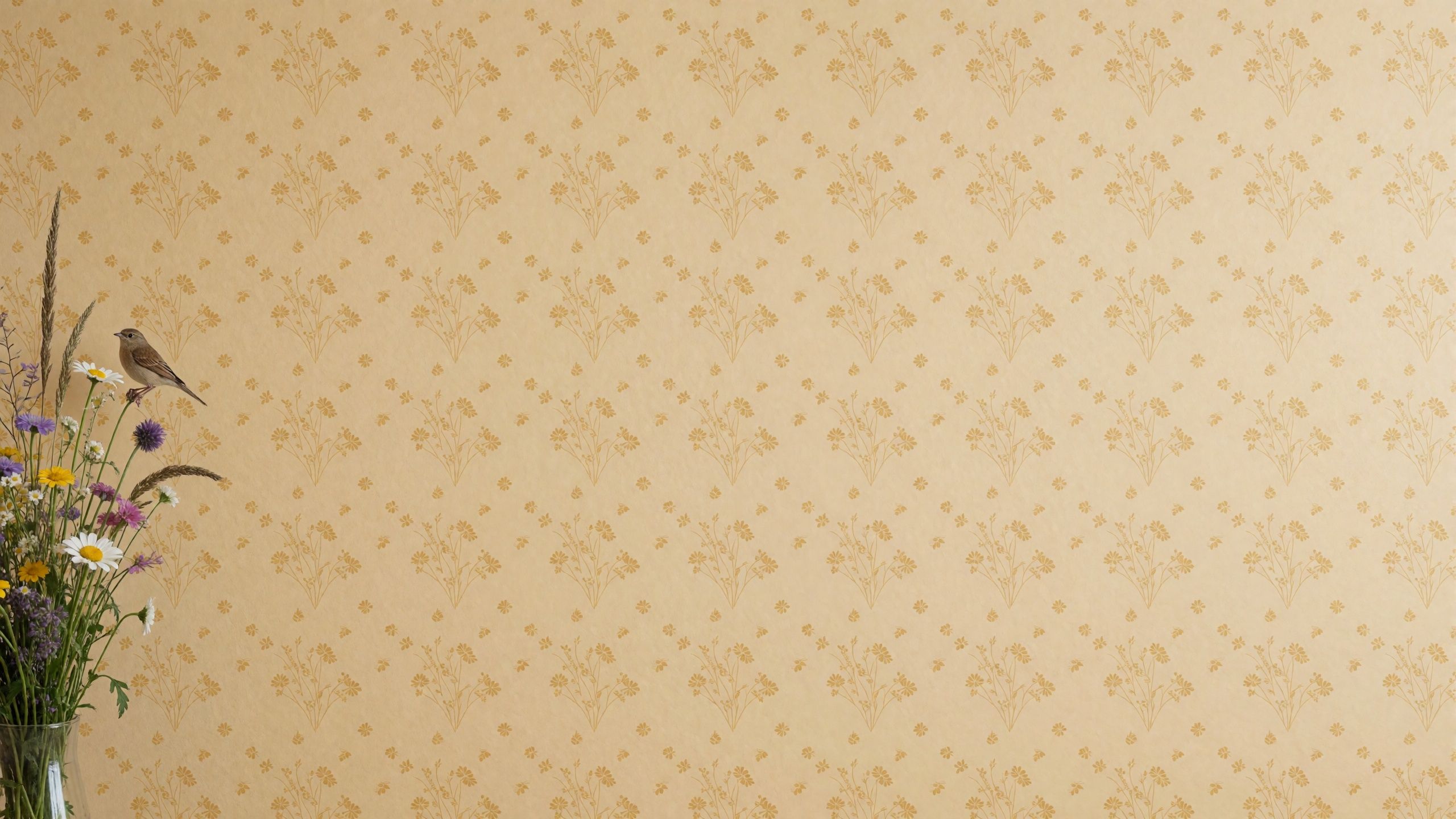 Wohnraum-Mockup „Honig-Blüten“ mit freier Wandfläche